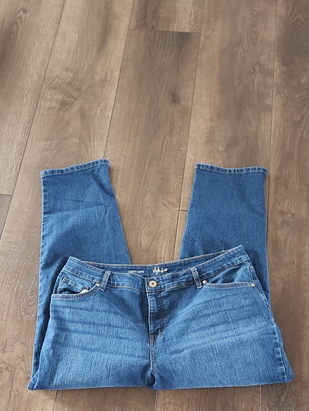 Style & co women’s curvy jean capri size 18